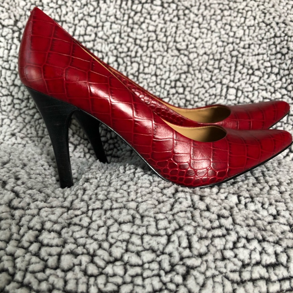 SOLD 🚫 Nine West Red Snakeskin Pumps